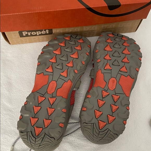 PROPET- Women’s size 9, wide 2E, coral and grey mesh shoes. Brand new in box. - Picture 3 of 6